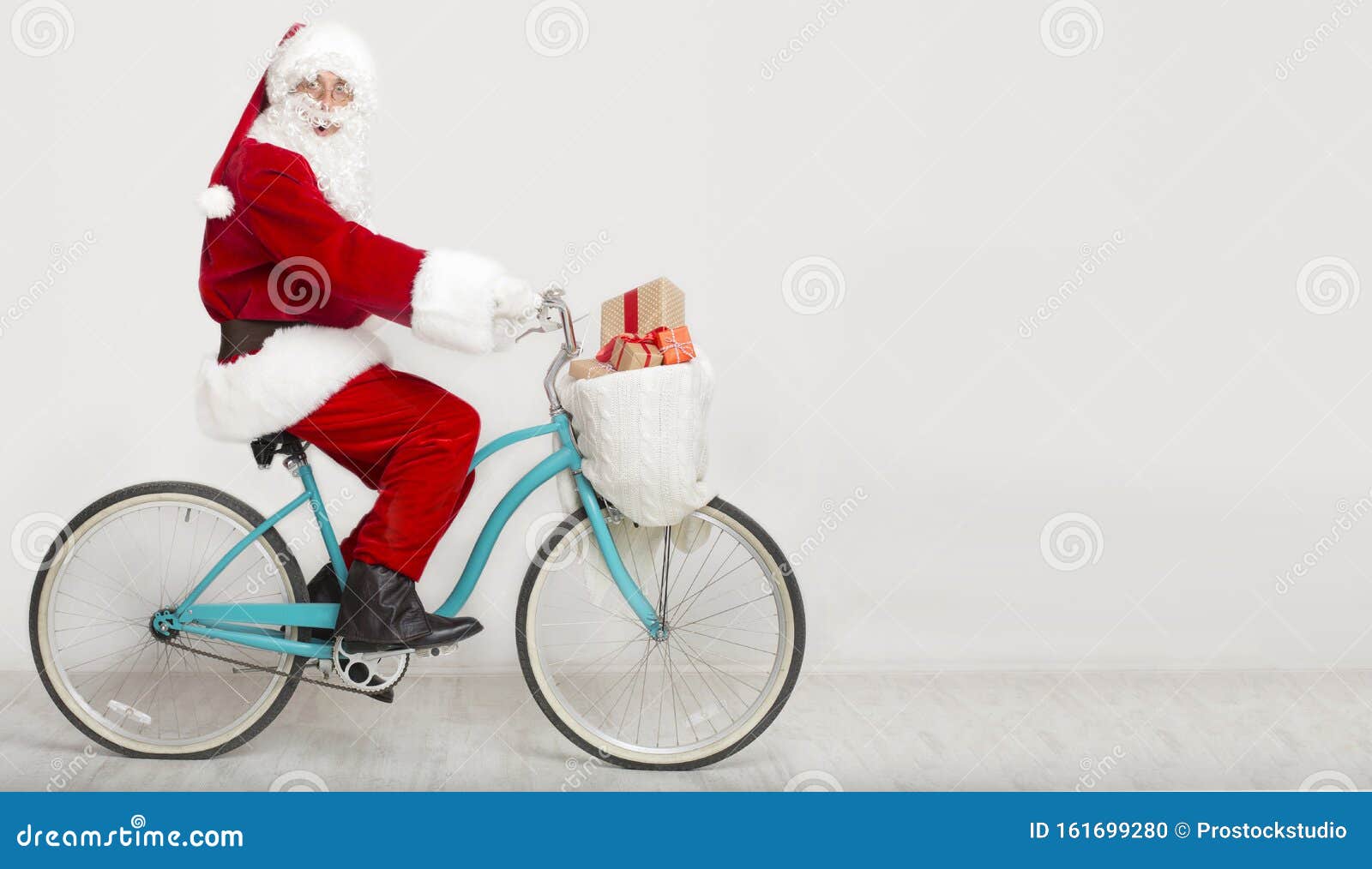 Weihnachtsmann Auf Fahrrad Fotos Kostenlose Und Royalty Free Stock Fotos Von Dreamstime