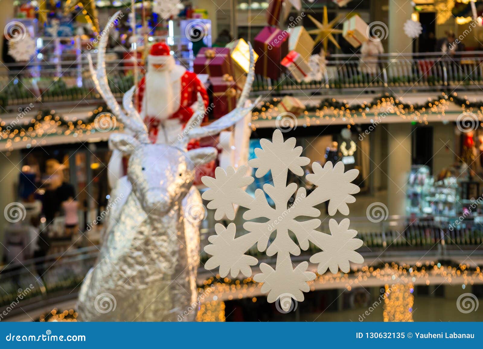 Weihnachtsmann mit Geschenken fliegt auf Renpferdeschlitten, Weihnachtskonzept. Schneeflockennahaufnahme gegen den Hintergrund von Santa Claus-Reiten auf Schlitten mit Geschenkverpacken, flacher DOF