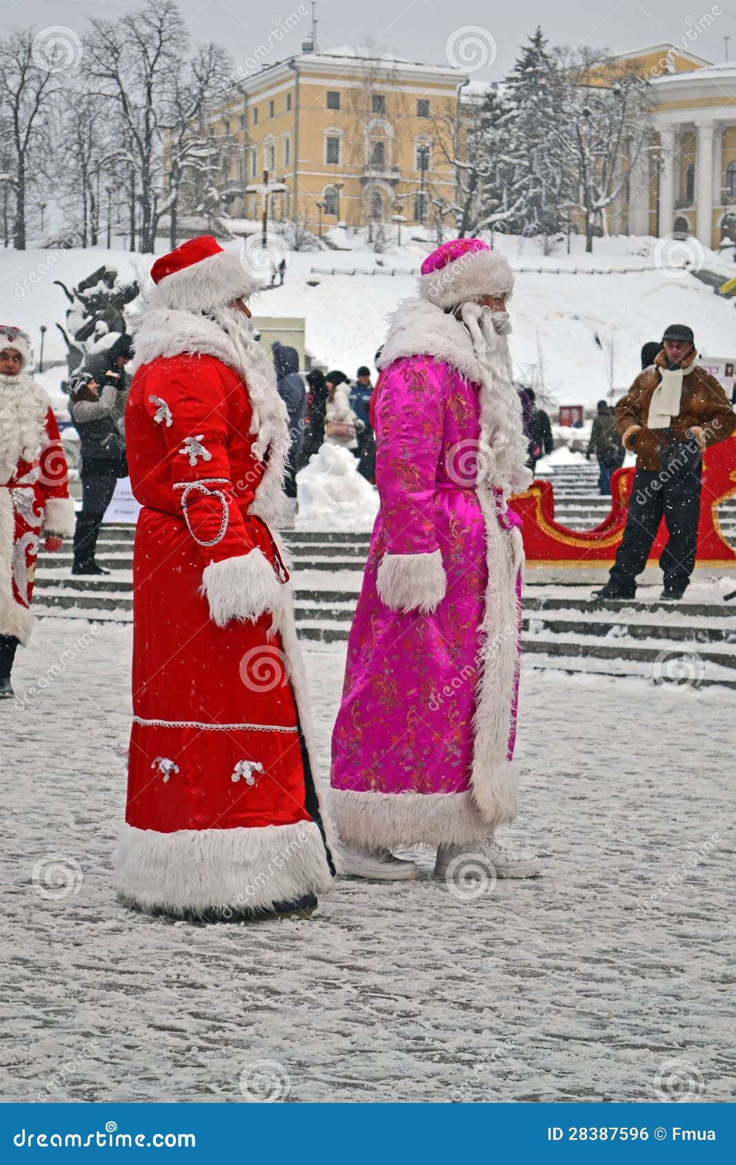 Weihnachtsmann (tat Moroz), grüßt Leute, Weihnachten,. Weihnachtsmann (tat Moroz), grüßt Leute in Kiew, Ukraine.