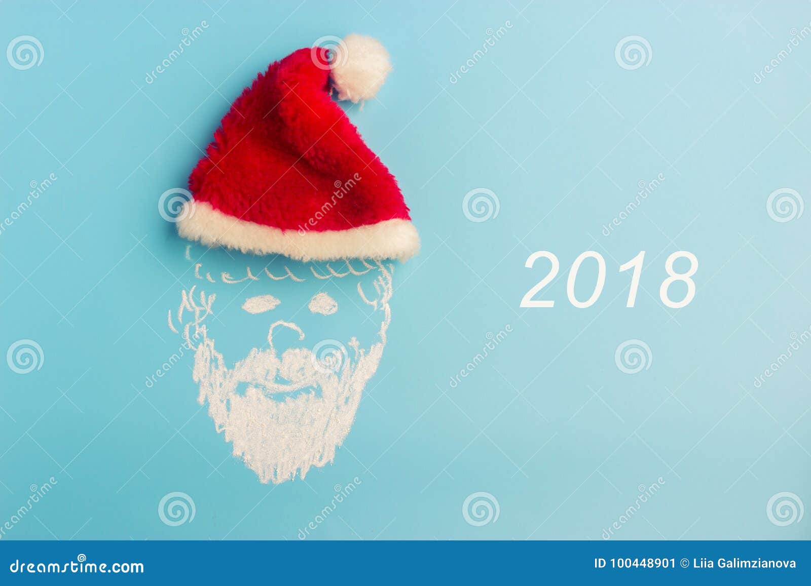 Weihnachtsmann-und Weihnachtsbaum. Weihnachtsmann-Illustration mit wirklicher roter Kappe