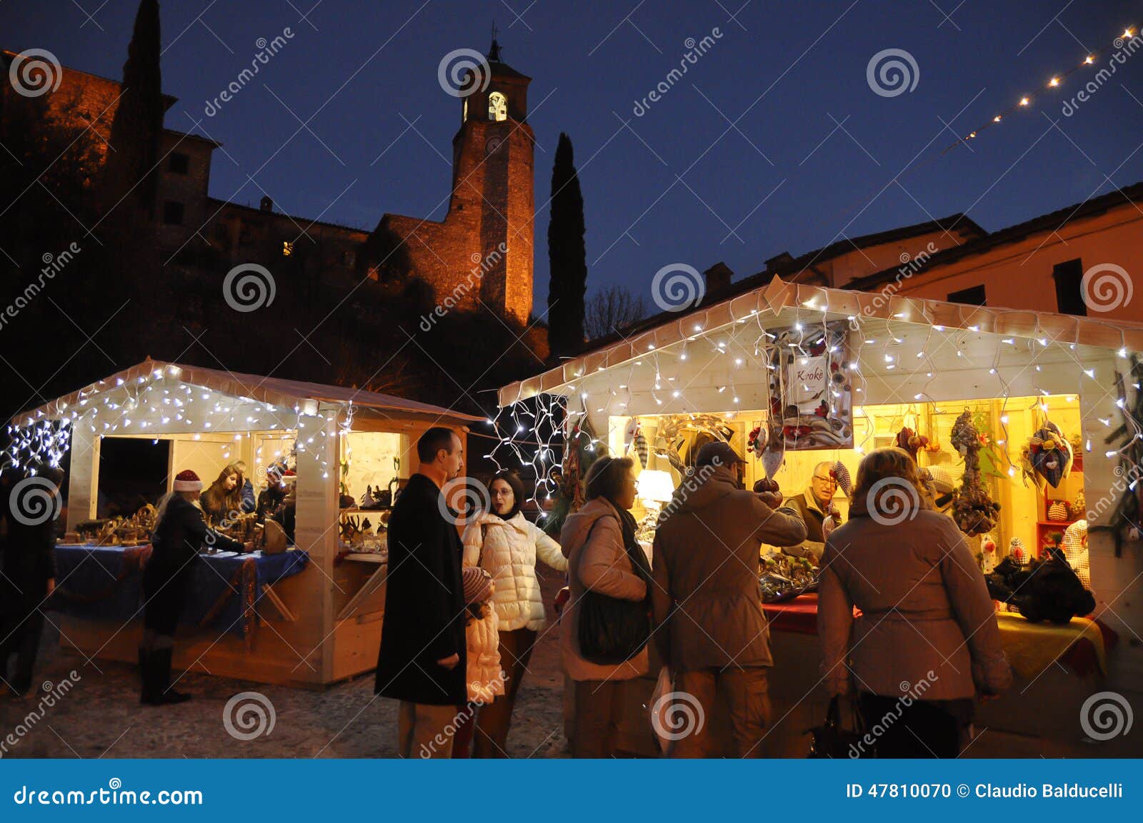 Weihnachtsmarkt am kleinen Dorf von Greccio in Italien. Standort: Greccio nahe Rieti in Italien Datum am 6. Dezember 2014 Inhalt: Im alten Dorf von Greccio, in dem die erste Krippe vom Mönch Francis vorbereitet wurde, anlässlich der Weihnachtsfeiertage wird ein kleiner Weihnachtsmarkt gegründet