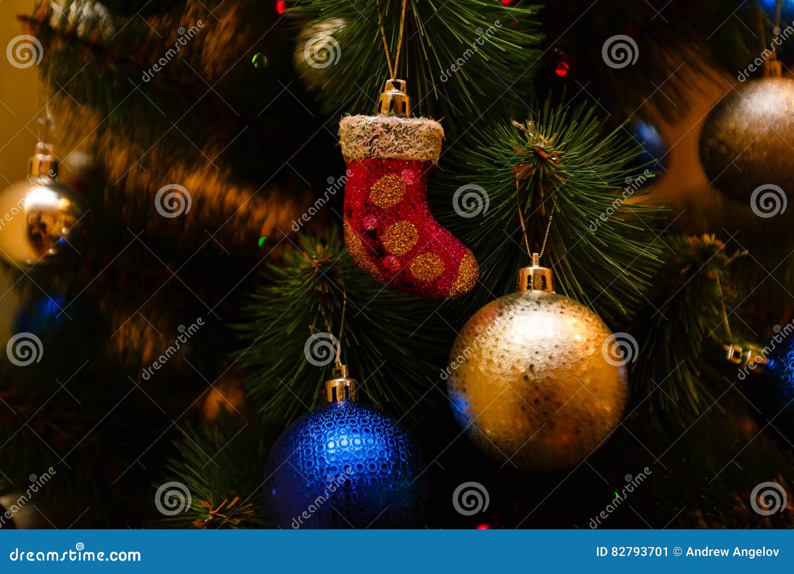 Weihnachtsverzierungen auf einem Baum. Weihnachtsverzierungen auf einer Baumdekoration traditionell