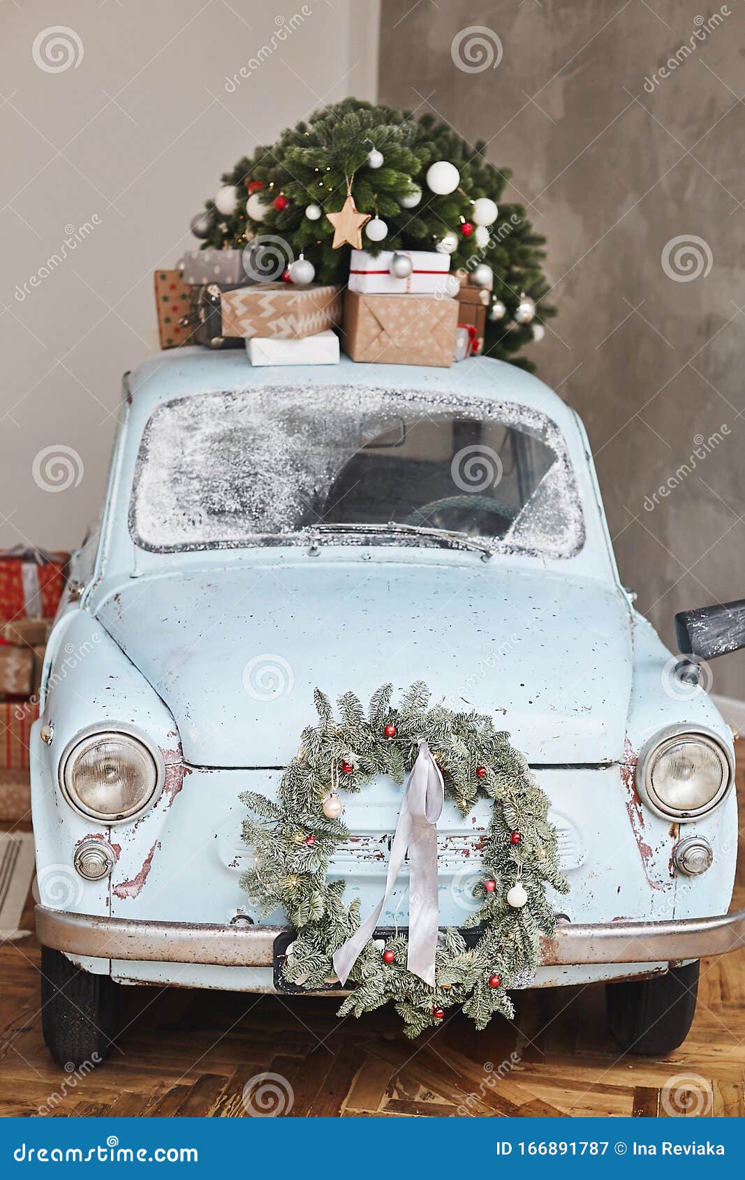 Weihnachtswagen Ein Oldtimer, Der Für Neujahrsferien Mit Festlichen  Geschenken Dekoriert Ist Weihnachten Stockbild - Bild von feiertag,  jahreszeit: 166891787