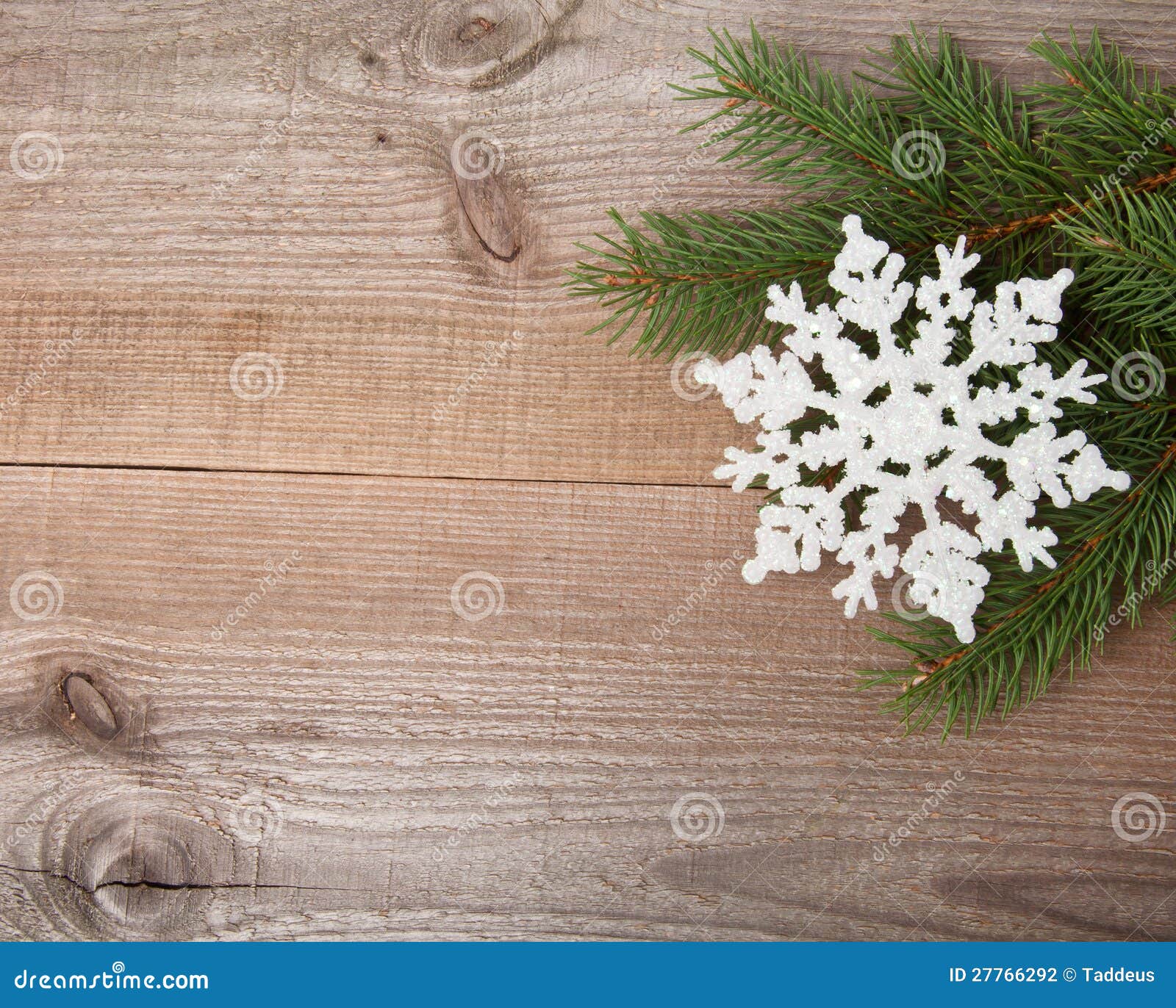 Weihnachtsweinlesehintergrund. Fichte und Schneeflocke auf einem hölzernen Hintergrund