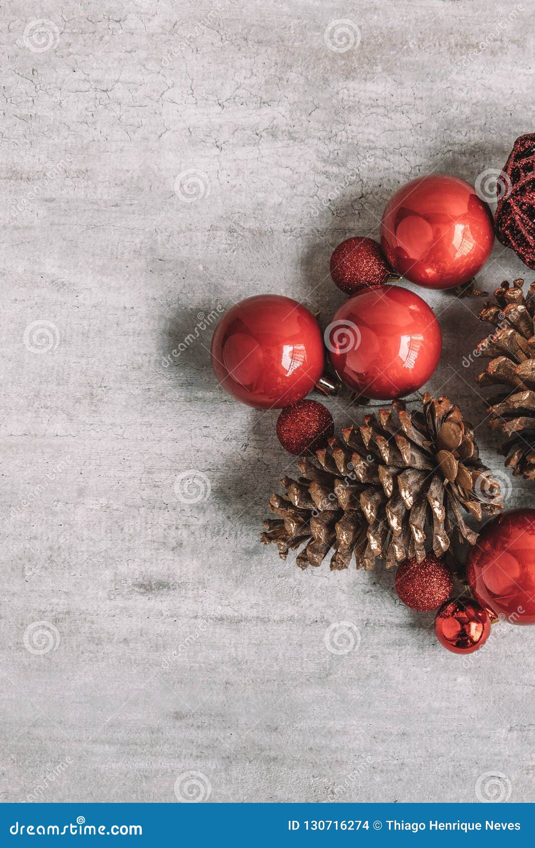 Weihnachtszusammensetzung mit rotem Flitter und Kiefernkegeln auf hölzernem Hintergrund Flache Lage Weihnachtsniederlassung und -glocken