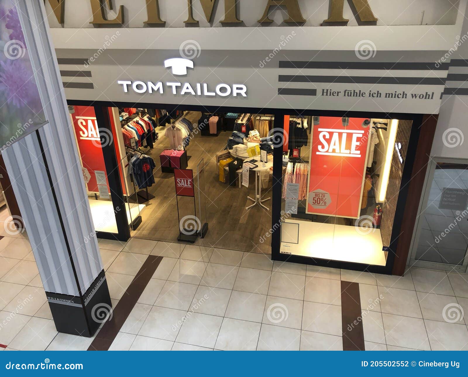 tyngdekraft ekstensivt Bering strædet Tom Tailor clothing shop editorial photography. Image of commercial -  205502552