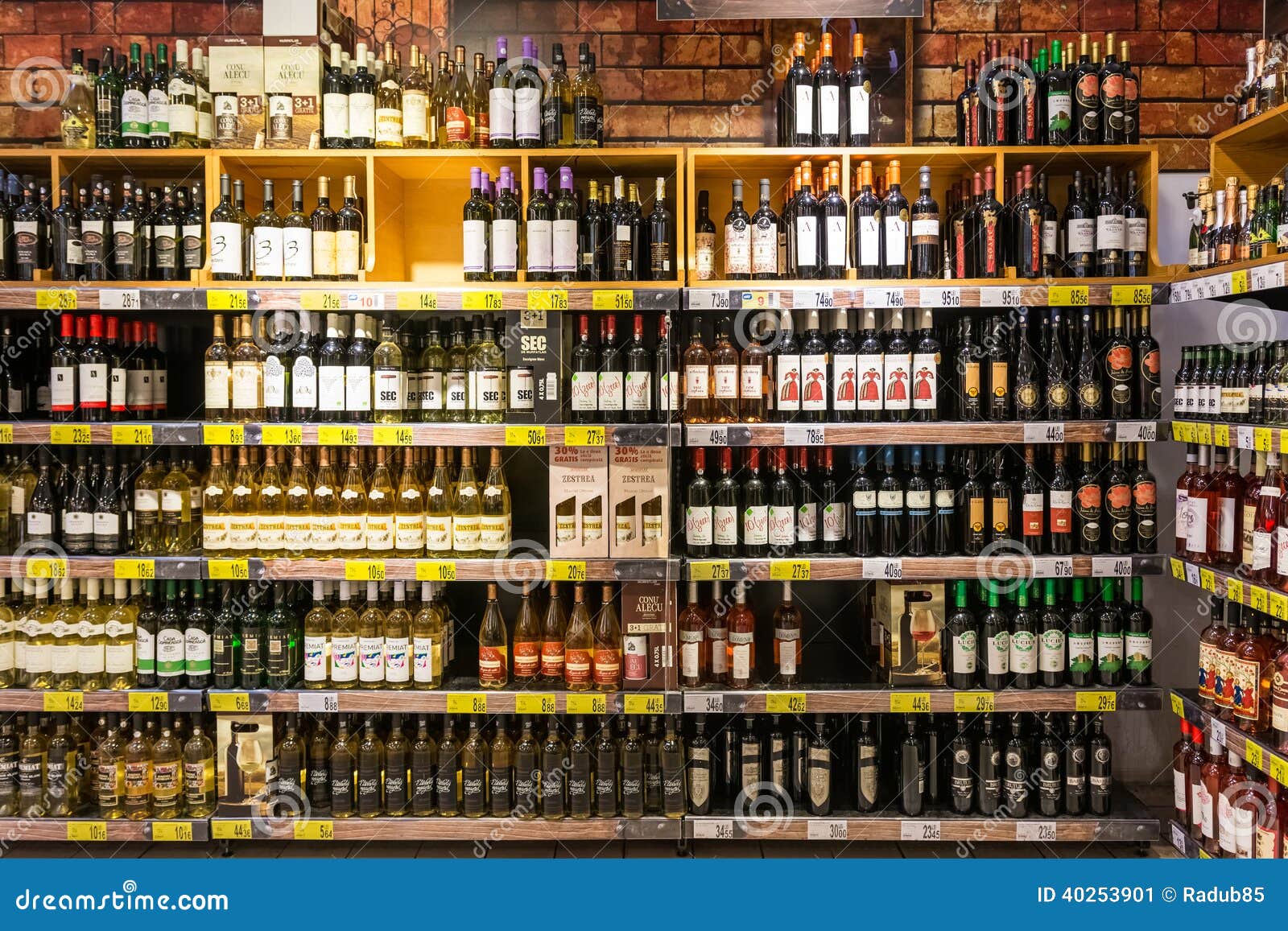 WeinFlaschen Auf SupermarktStand Redaktionelles Foto Bild von