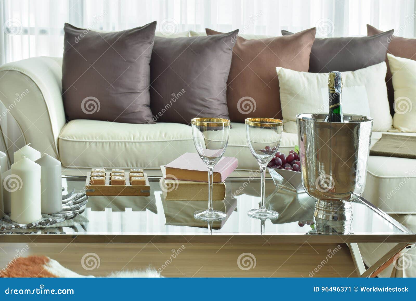 Weinglaser Und Weinflasche Auf Tabelle Mit Beige Sofa Mit