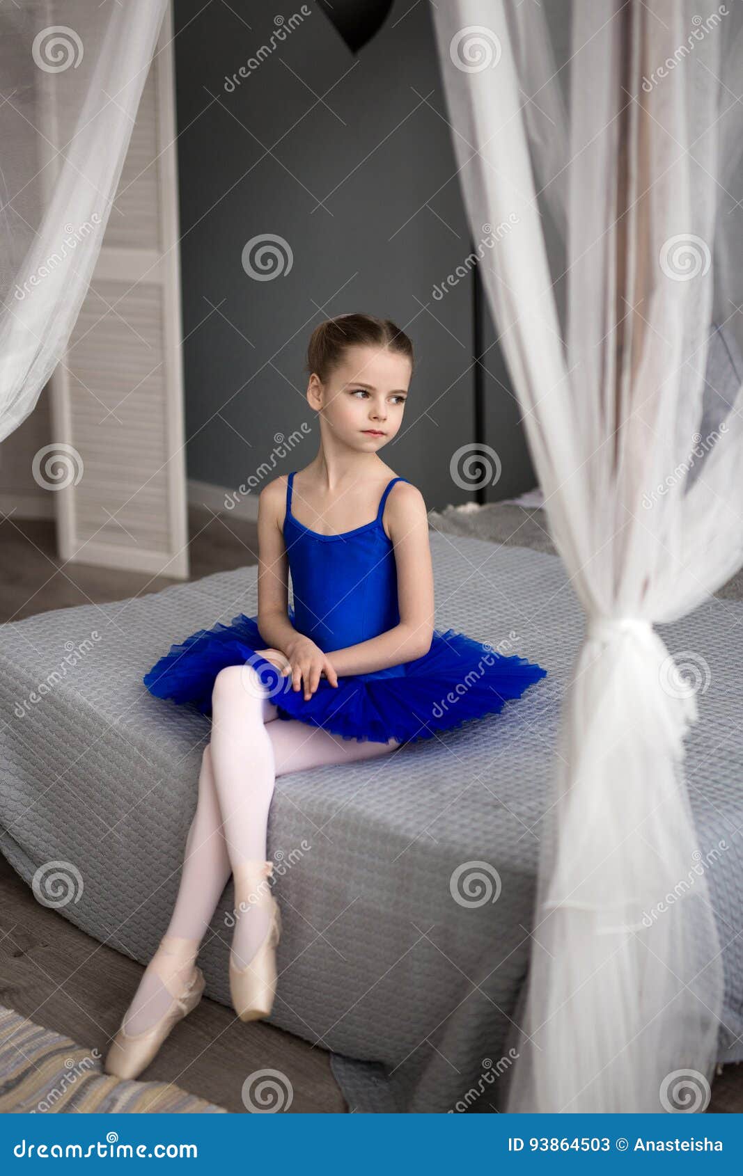 Weinig Ballerinazitting Op Een Bed Leuke Meisjedrom
