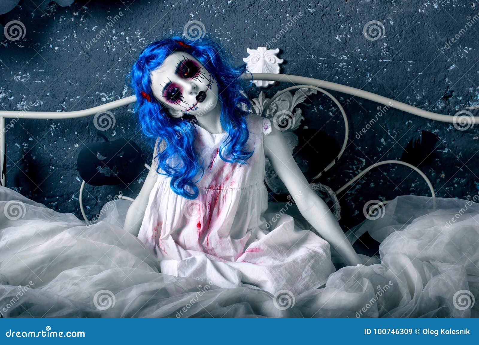 consumptie iets het is nutteloos Weinig Blauw Haarmeisje in Bloedige Kleding Met Enge Halloween-make-up  Stock Afbeelding - Image of graf, duivel: 100746309