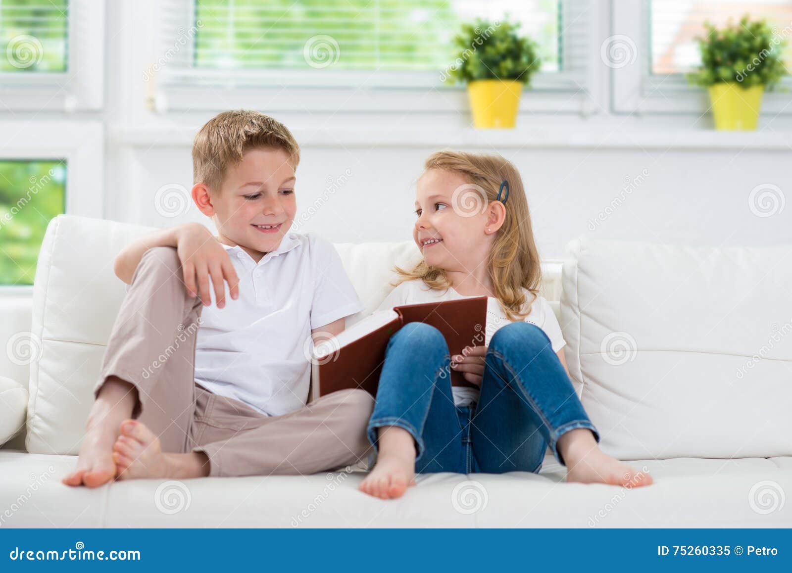 My sister to read books. Брат и сестра стоковые. Brother чтение. Мелкие братья спорят на диване. Брат читает книгу сестре.