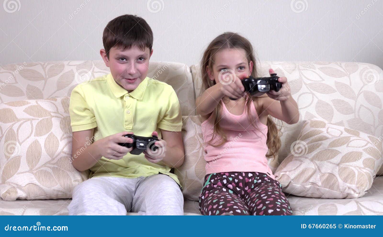 Мама спалила сестру русское. Брат и сестра играются. Brother & sister Play a New game. 15 Летняя сводная сестра с братом. Старший брат и сестра играют.