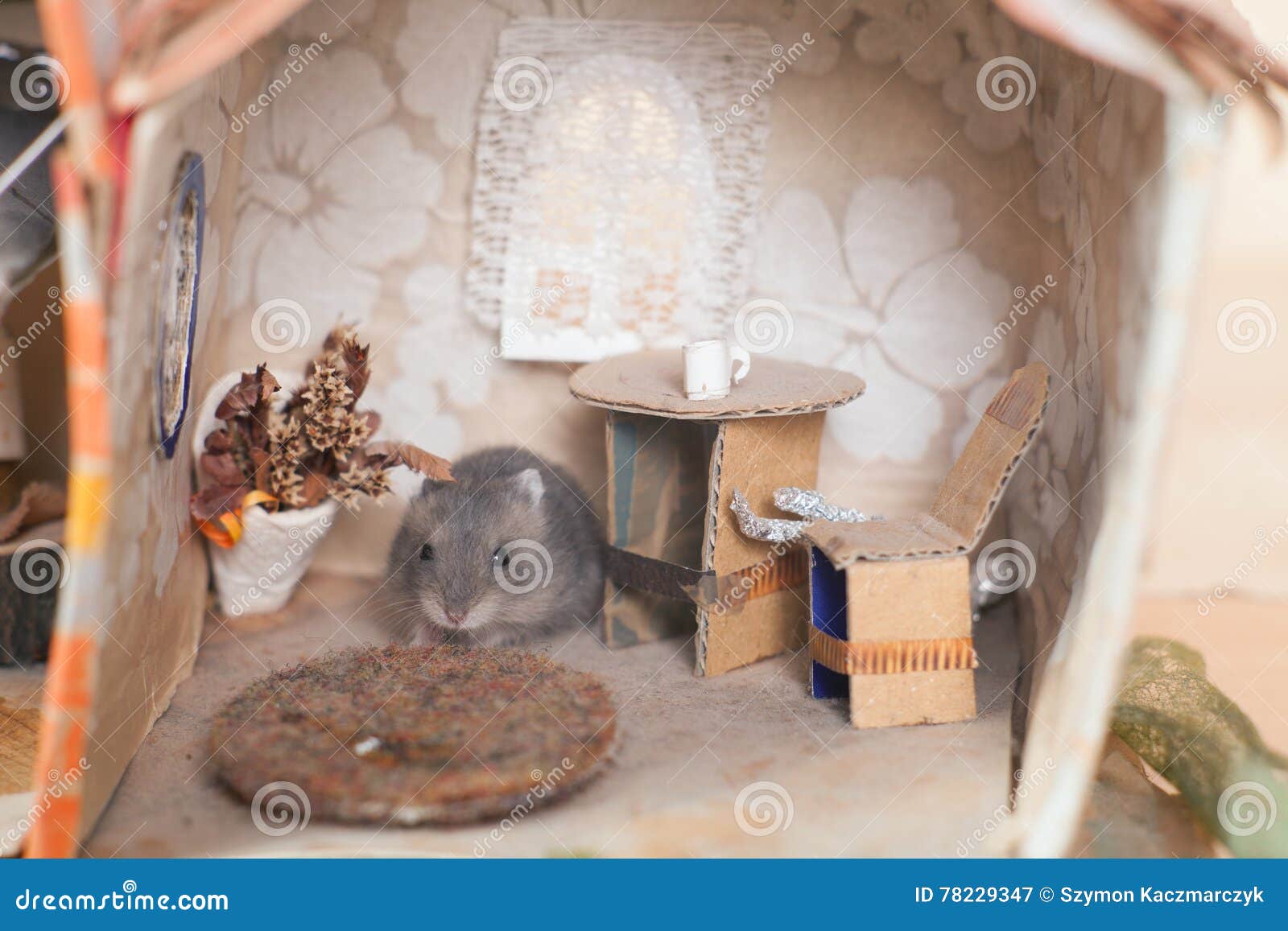Bad Verval hek Weinig Grappige Hamster Op Het Bed in Klein Veronderstelt Huis Stock  Afbeelding - Image of klein, gouden: 78229347