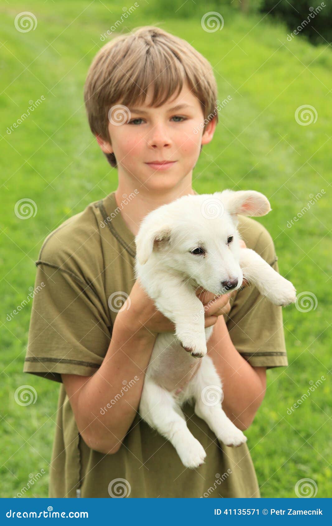 Мальчик держит собаку. Щенок на руках. Человек с щенком на руках. Мальчик с щенком в руках. Человек держит собаку.