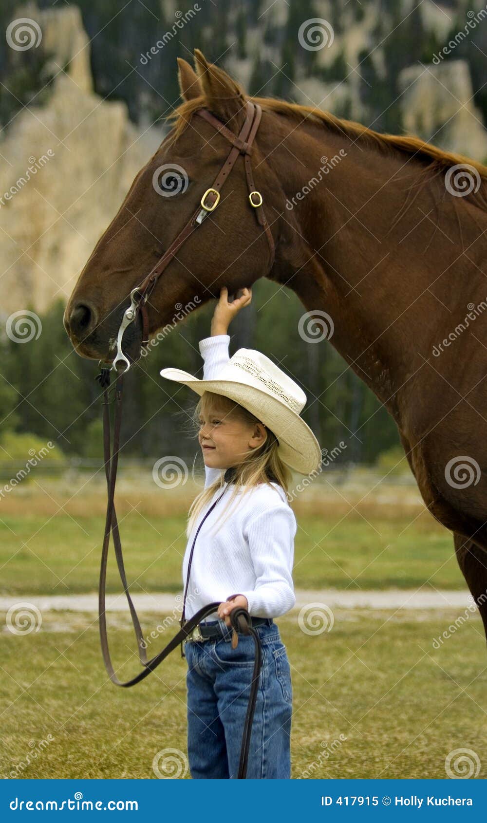 Weinig Veedrijfster en Haar Paard. Weinig veedrijfster die haar paard houdt en het krast onder de kaak