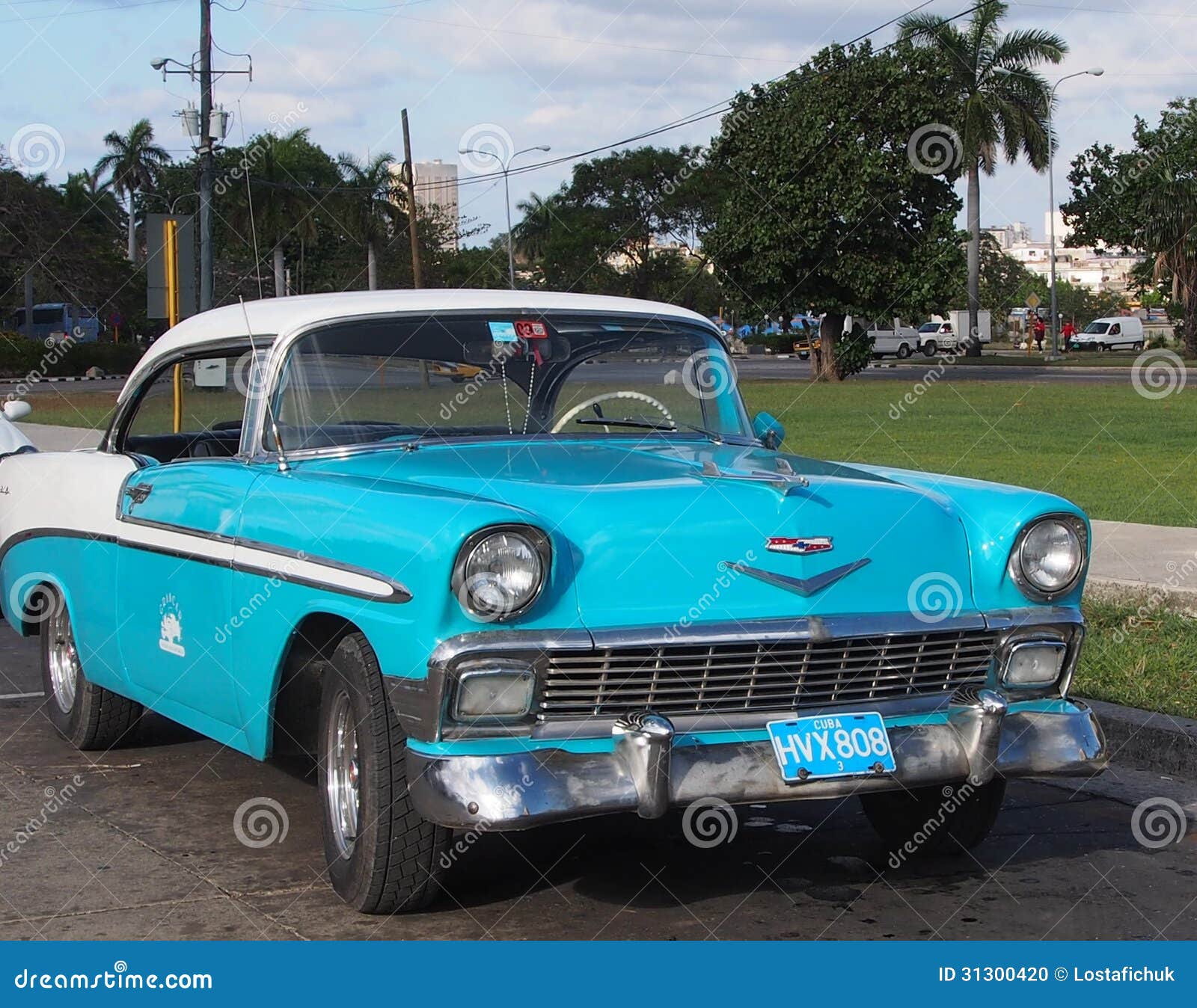 Weinlese-Türkis und weißes kubanisches Auto. Weinlesetürkis und weißes Weinleseauto in Havana Cuba