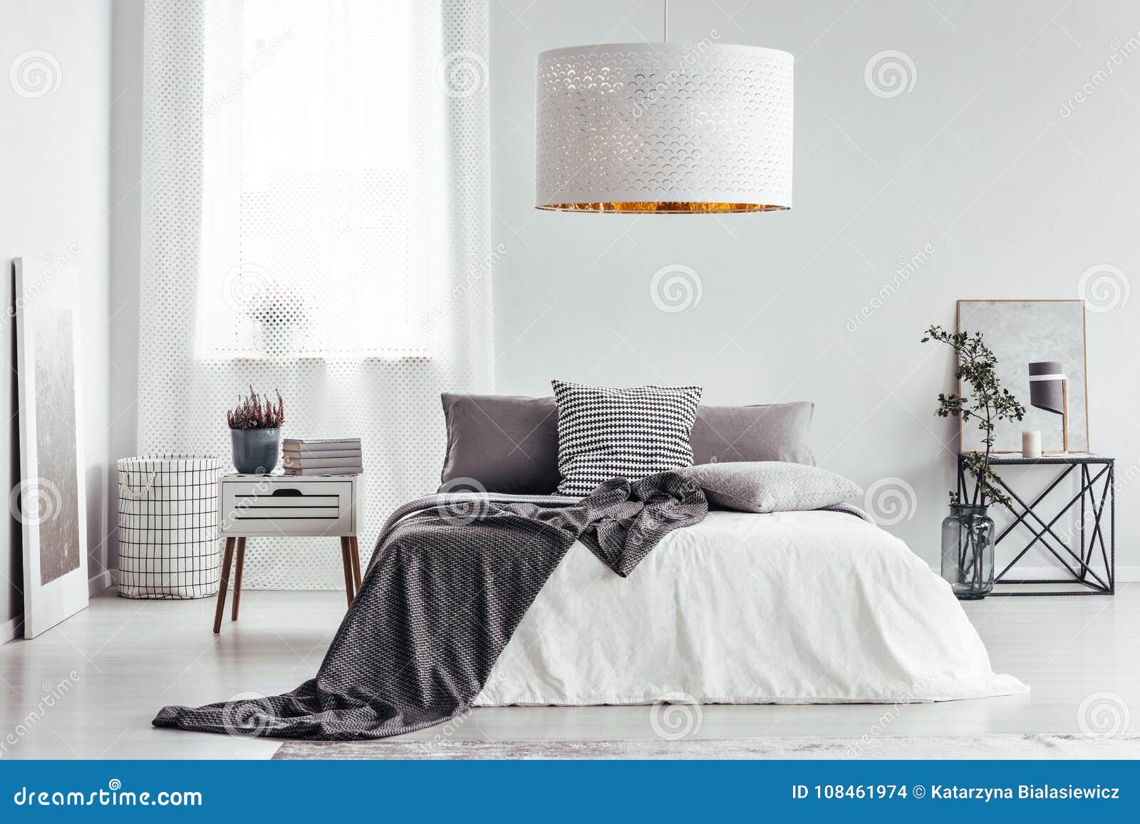 Weiße Lampe Im Hellen Schlafzimmer Stockfoto - Bild von schlafzimmer