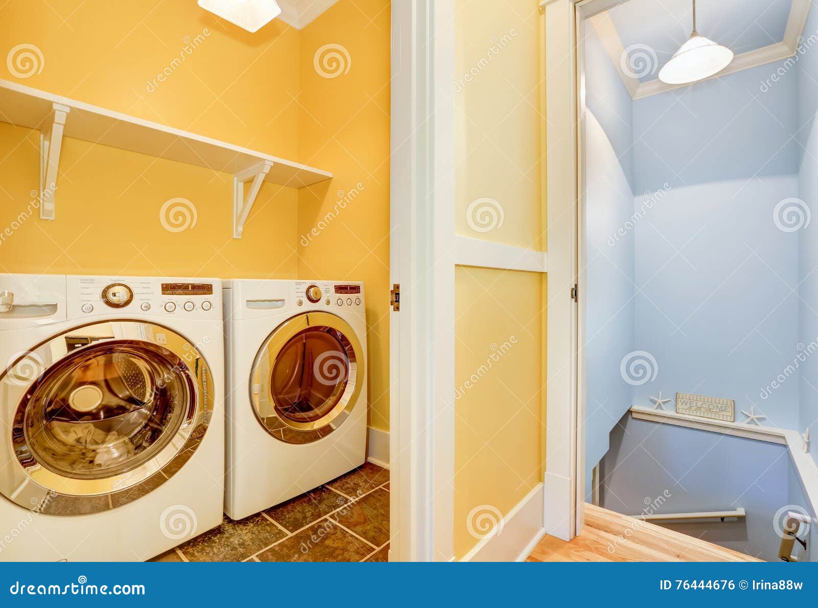 Weiße Moderne Geräte In Der Kleinen Gelben Waschküche Stockfoto - Bild