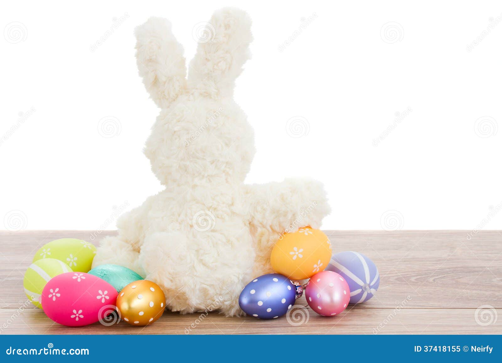 Weißer flaumiger Osterhase mit Eiern. Weißer flaumiger Osterhase mit den Eiern lokalisiert auf weißem Hintergrund