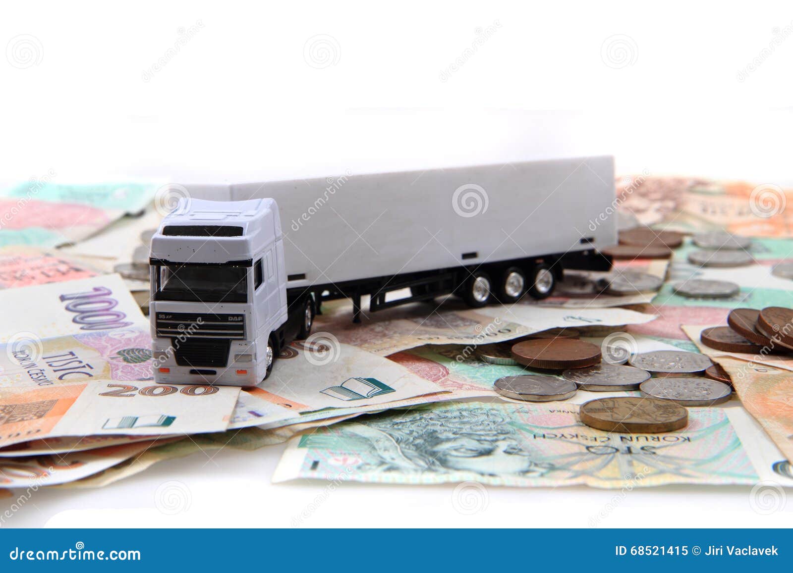 Weißer LKW und tschechisches Geld lokalisiert auf dem weißen Hintergrund