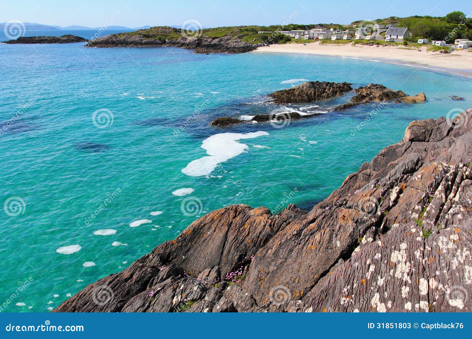 Weißer Sandstrand im Ring von Kerry, berühmter Küstenweg in Irland