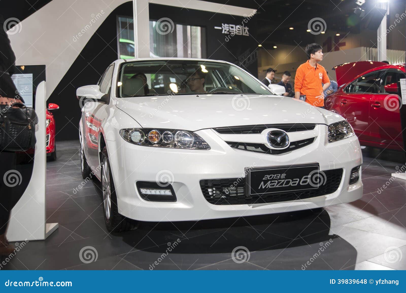 Weißes Auto mazda6. Neues Auto des Weiß mazda6 im Jahre 2014 das internationale Auto show.take 10. Zhengzhou-dahe Frühlinges von Porzellan Zhengzhous Henan.
