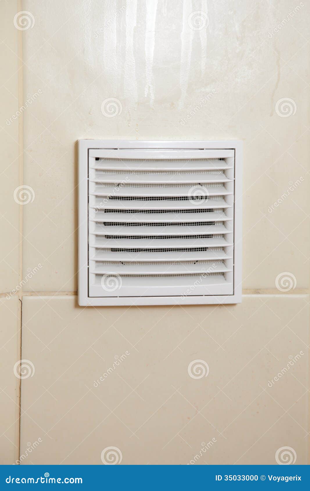 Weisses Badezimmerbeluftungsgitter Der Entluftung Stockfoto Bild