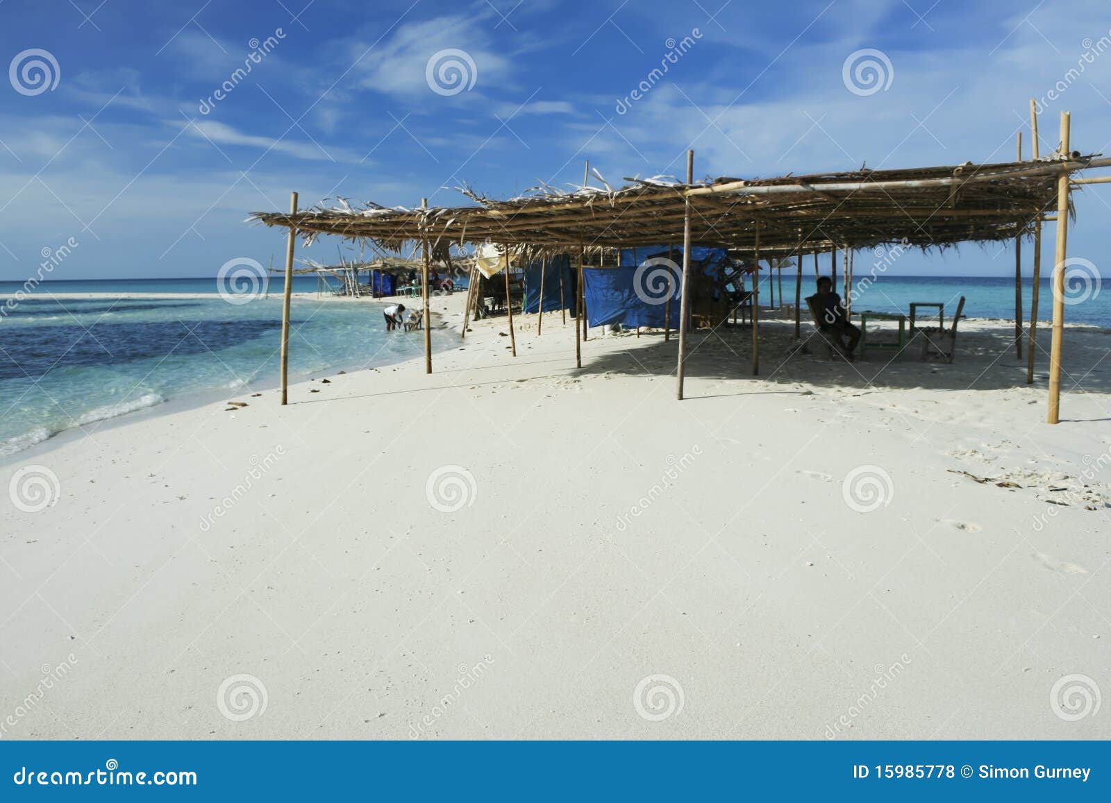 Weißes Strand camiguin Insel mindanao. Einfache Bretterbude auf weißer Strand camiguin Insel nahe mindanao in den Philippinen