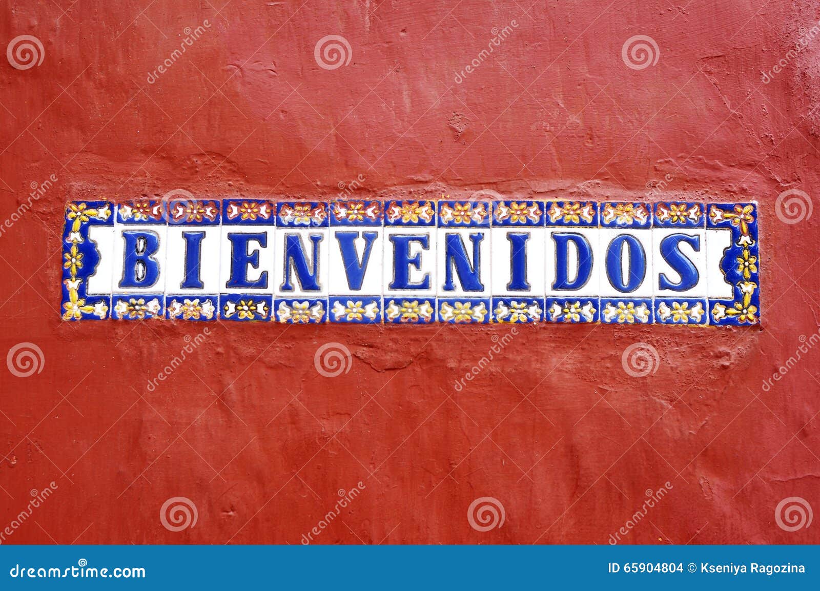 Bienvenidos! (Welcome! In Spanish) Sign With Arrow On Beach Background  Stock Photo, Picture and Royalty Free Image. Image 61777657.