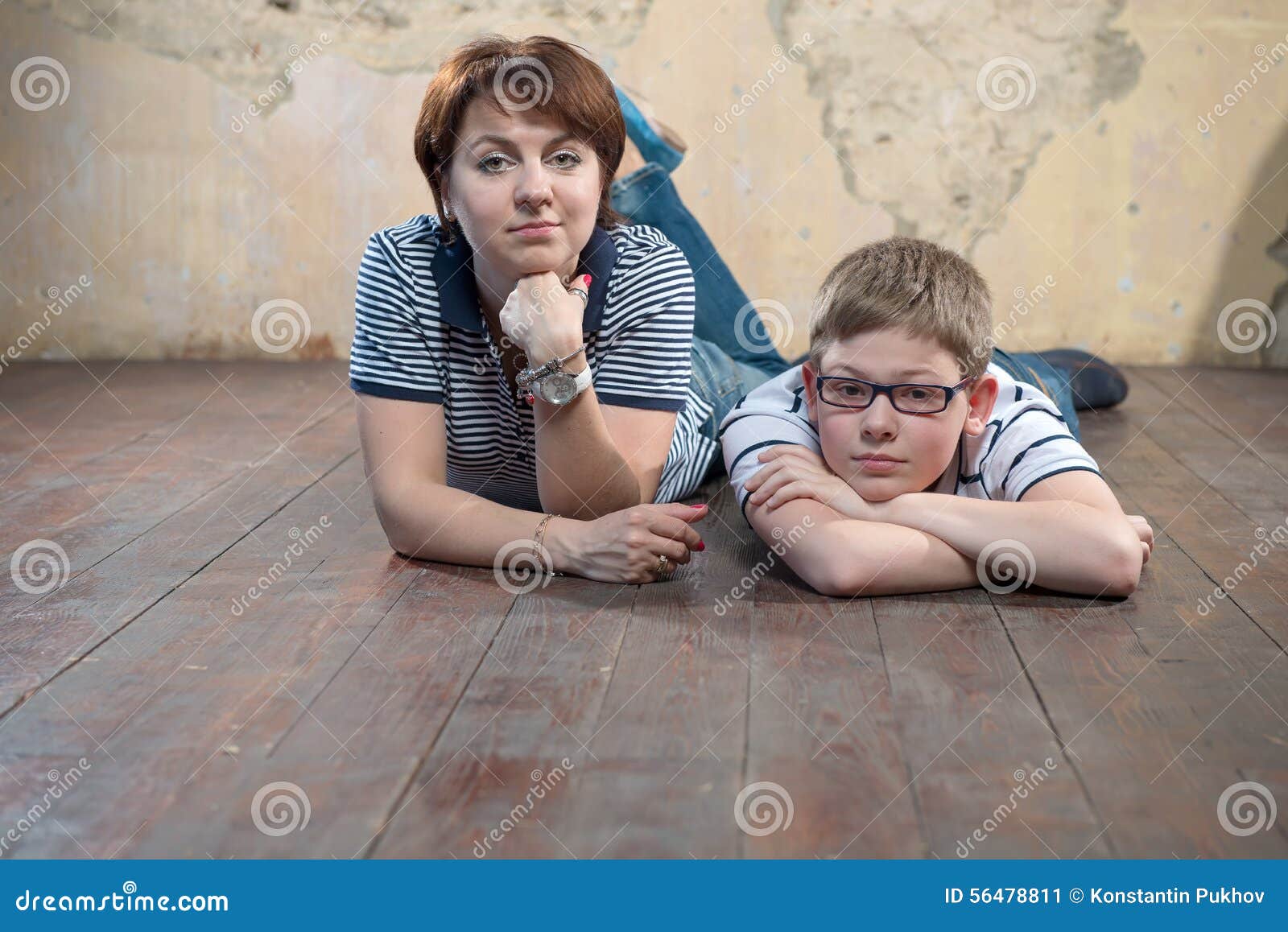 Мамка малолетним. Подросток мальчик с мамой. Молодая женщина с сыном-подростком. Несовершеннолетний сын и мать.