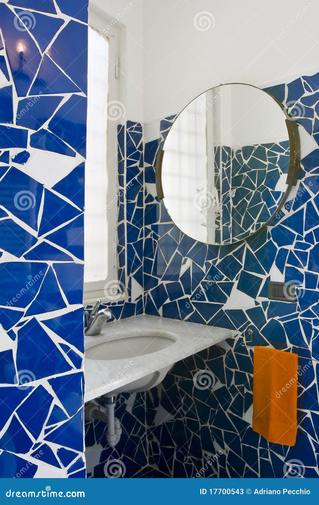 Wenig blaues Badezimmer stockbild. Bild von wohnung, weiß - 17700543