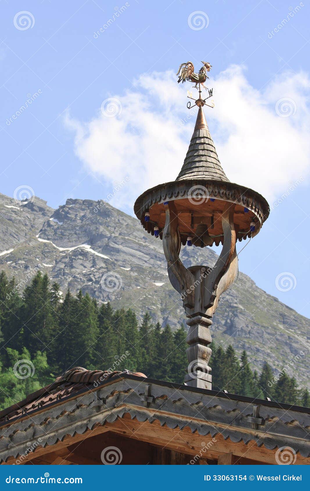 Wenig Glockenturm An Tyroler-Haus, Österreich Stockfoto - Bild von