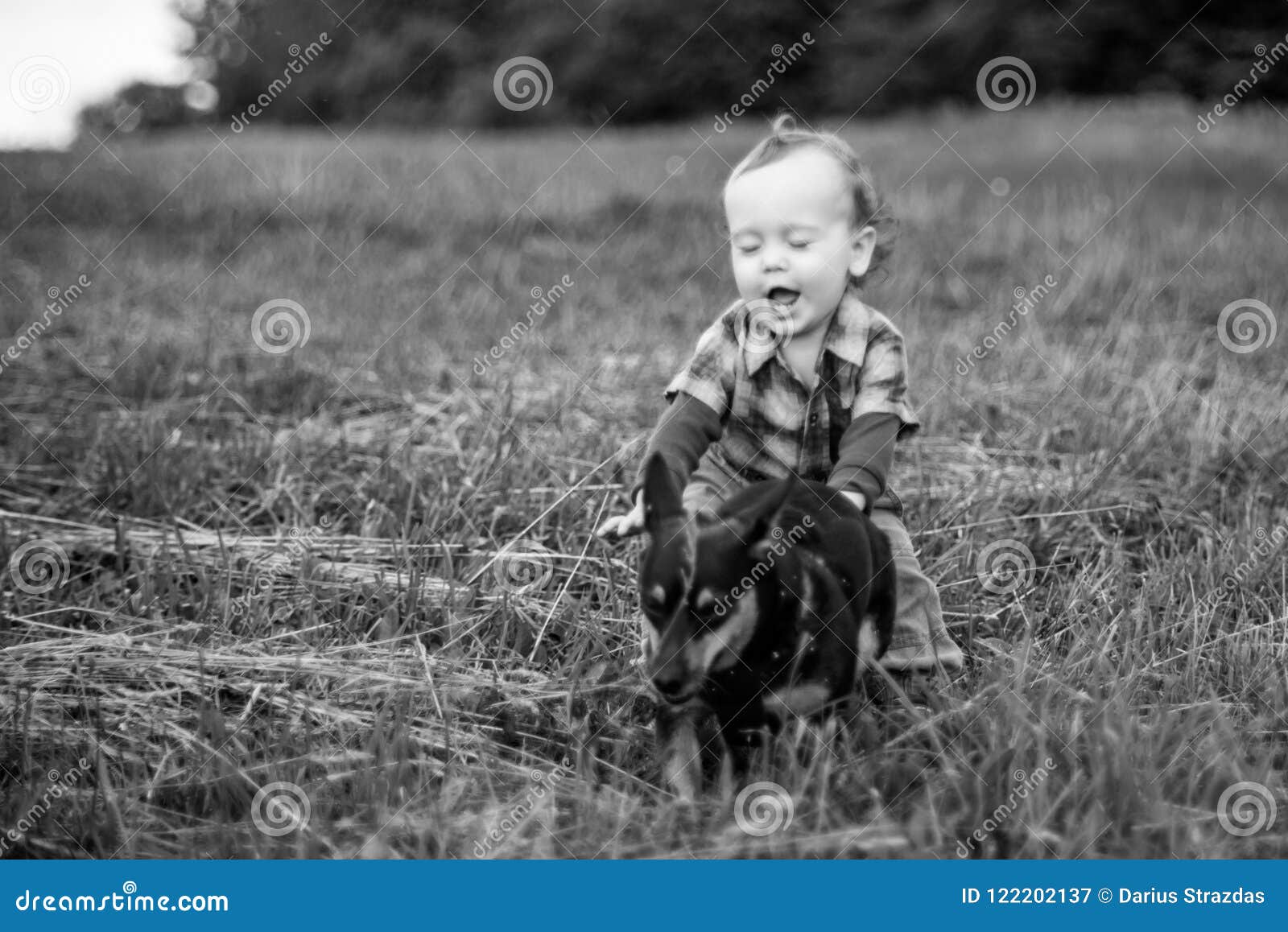 Wenig Kind mit seinem Hundespielen lustig. Wenig Kind mit seinem Hund auf den Freiengebieten, Schwarzweiss