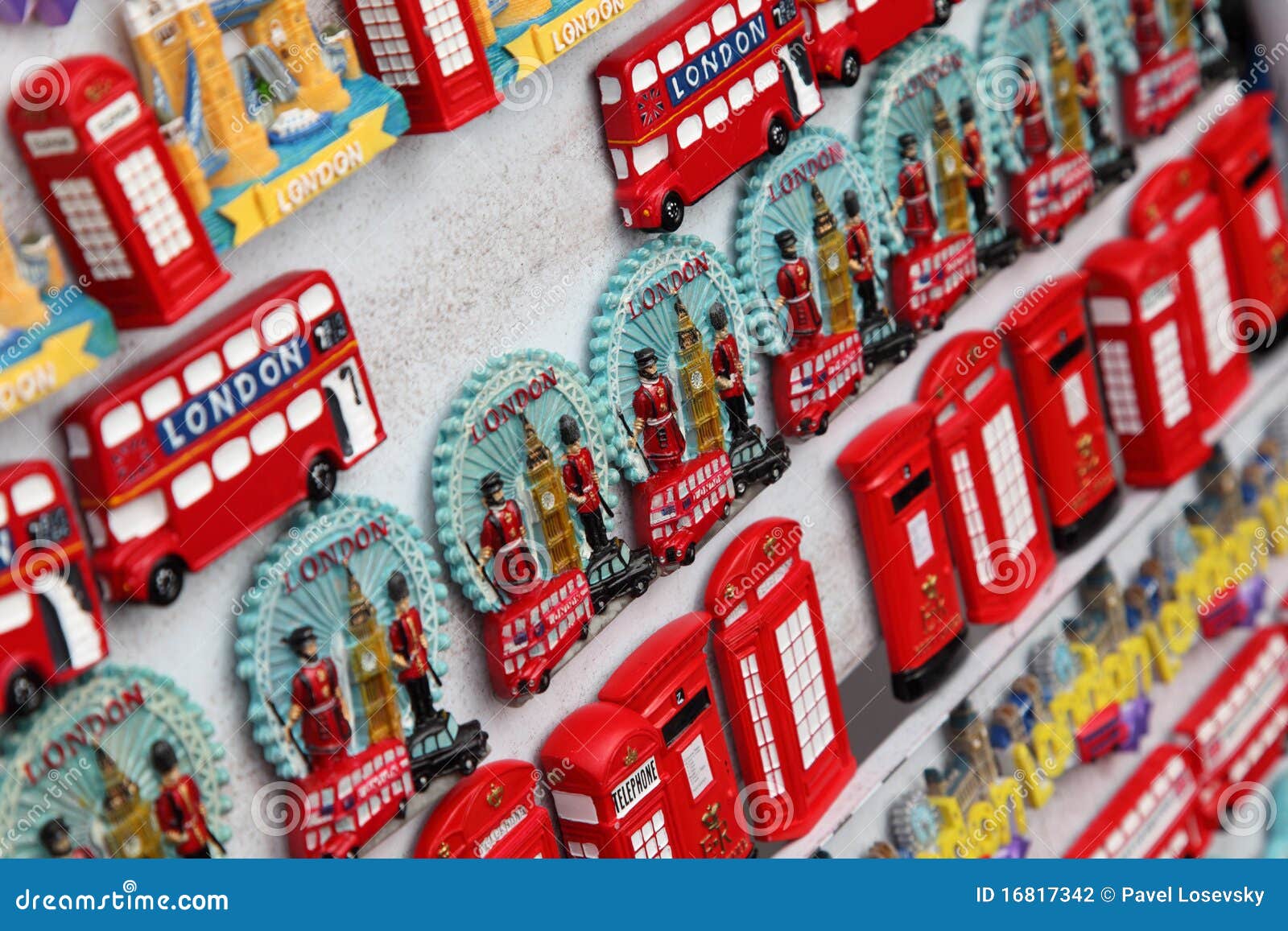 LONDON - 7. JUNI: Wenige Reihen der Magnetandenken von London: Big Ben, roter Bus, rufen am 7. Juni 2010 in London an. Jährlich geben Besucher in London 10 Milliarde Pfund Sterling aus