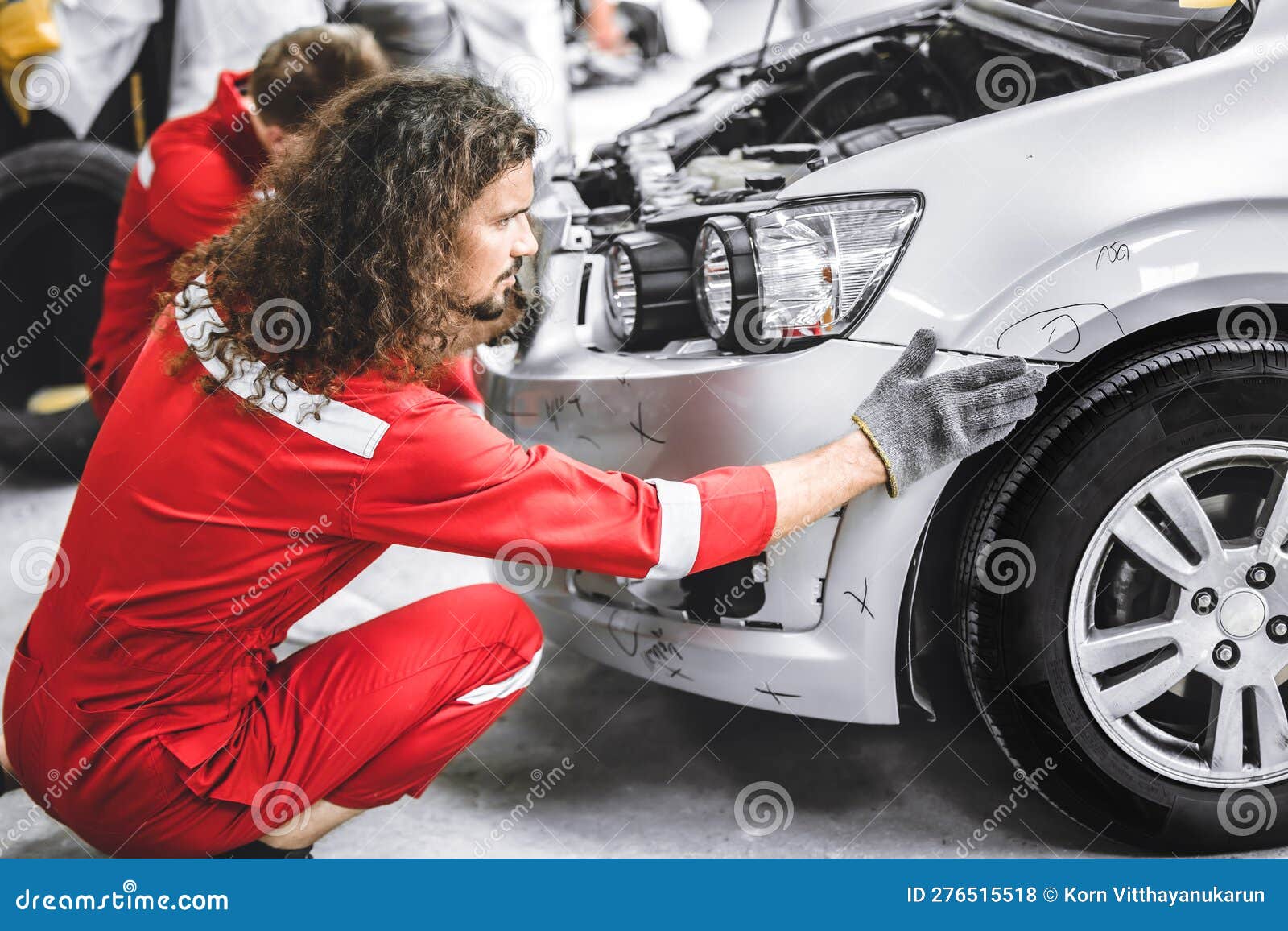 Werkstatt-Werkstatt-Werkstatt-Team Reparatur Reparatur Beschädigte  Vorstoßstange Unfall Auto Reparieren Stockfoto - Bild von scheinwerfer,  frontseite: 276515518