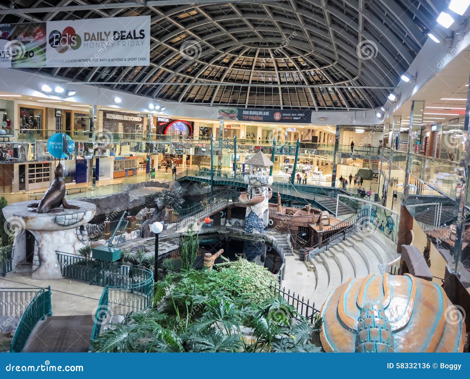 West Edmonton Mall editorial photo. Image of architecture - 58332136