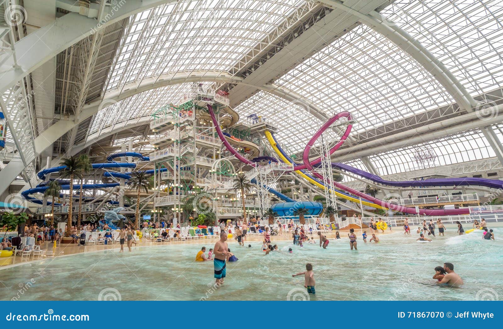 West Edmonton Mall Water Park Editorial Image Image Of Tourist Wave