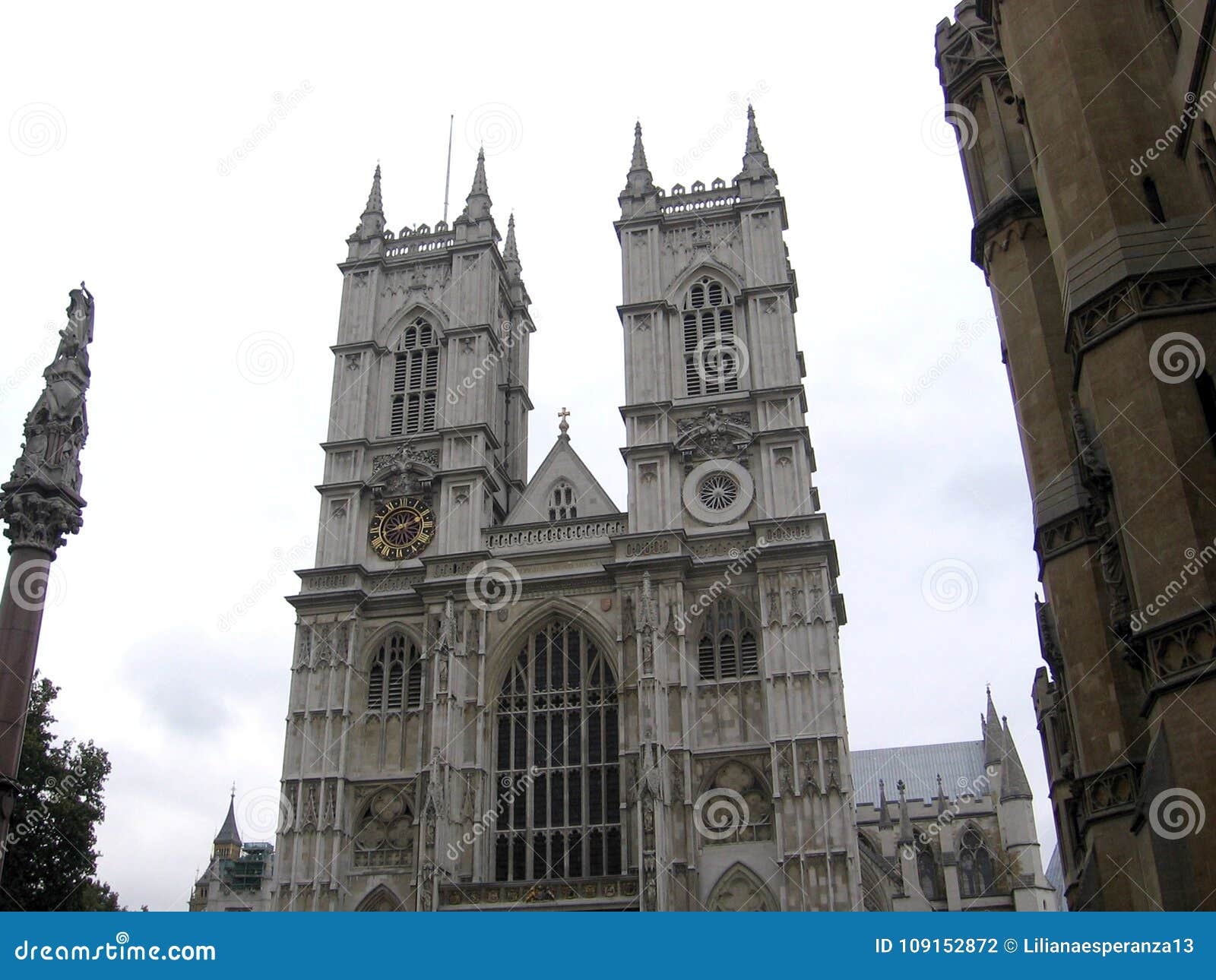 westminster abbey next to the palace of westminster. london reino unido