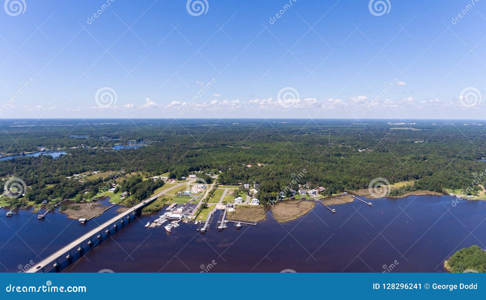 Westufer der beweglichen Bucht, Alabama. Vogelperspektive der Dauphin Inselallee auf der Alabama-Golf-Küste, USA