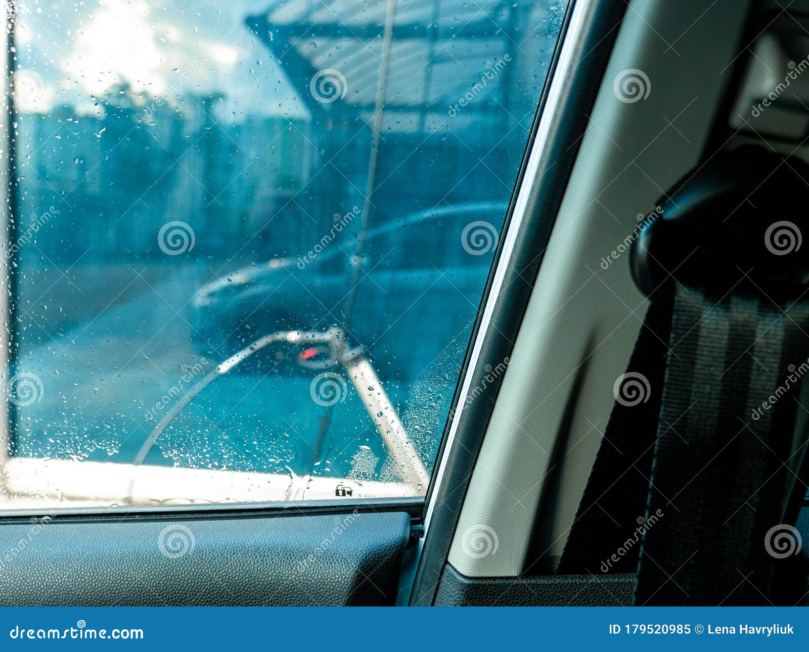 Чтоб стекала вода. Запотевает лобовое стекло Пежо 407. Запотевшие окна в машине. Запотевшее стекло в машине. Потеет лобовое стекло снаружи.