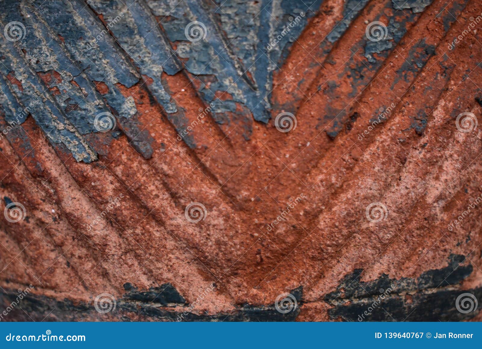 Wetteralter Steintopf 2. Ein Blau farbiger Steintopf für Blumen, der durchaus ein Stückchen verwittert hat