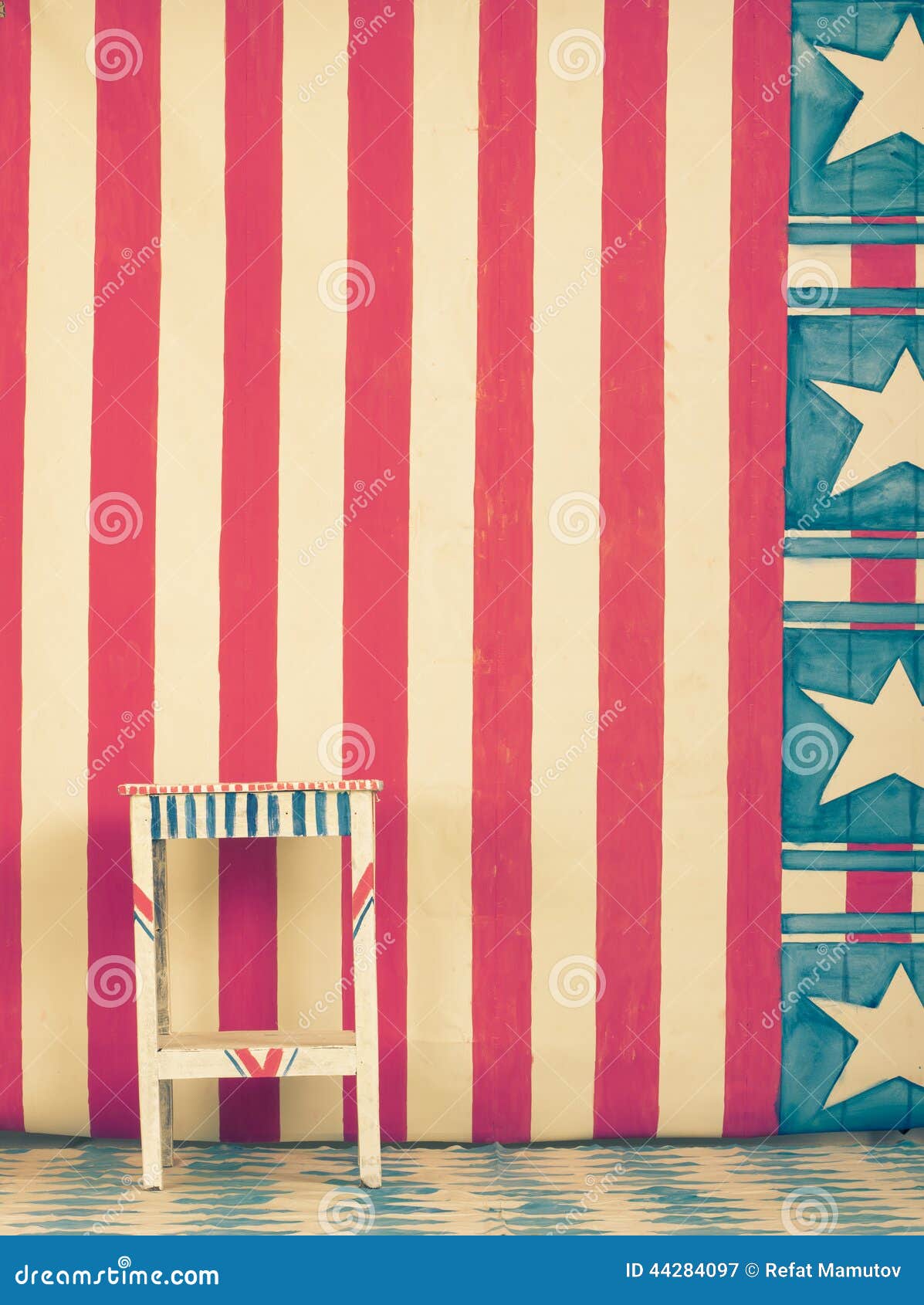 Wewnętrzny retro styl. Krzesło na barwionym tle w postaci flaga amerykańskiej