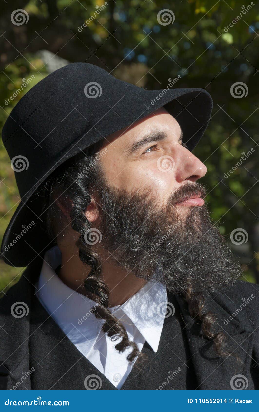 Uafhængig Trænge ind Engel Portrait of Young Orthodox Jewish Man with Black Beard Stock Photo - Image  of fashion, orthodox: 110552914