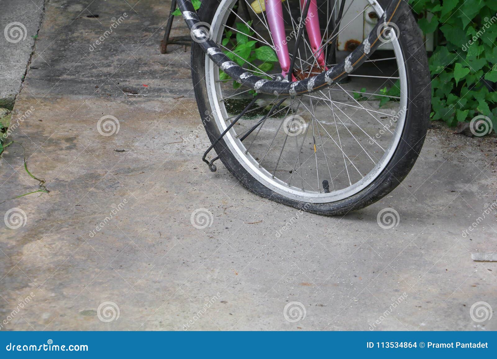 Сдувается колесо велосипеда. Спущенное колесо велосипеда. Сдутое колесо велосипеда. Подспустило колесо велосипеда. Лопнула шина на велосипеде.