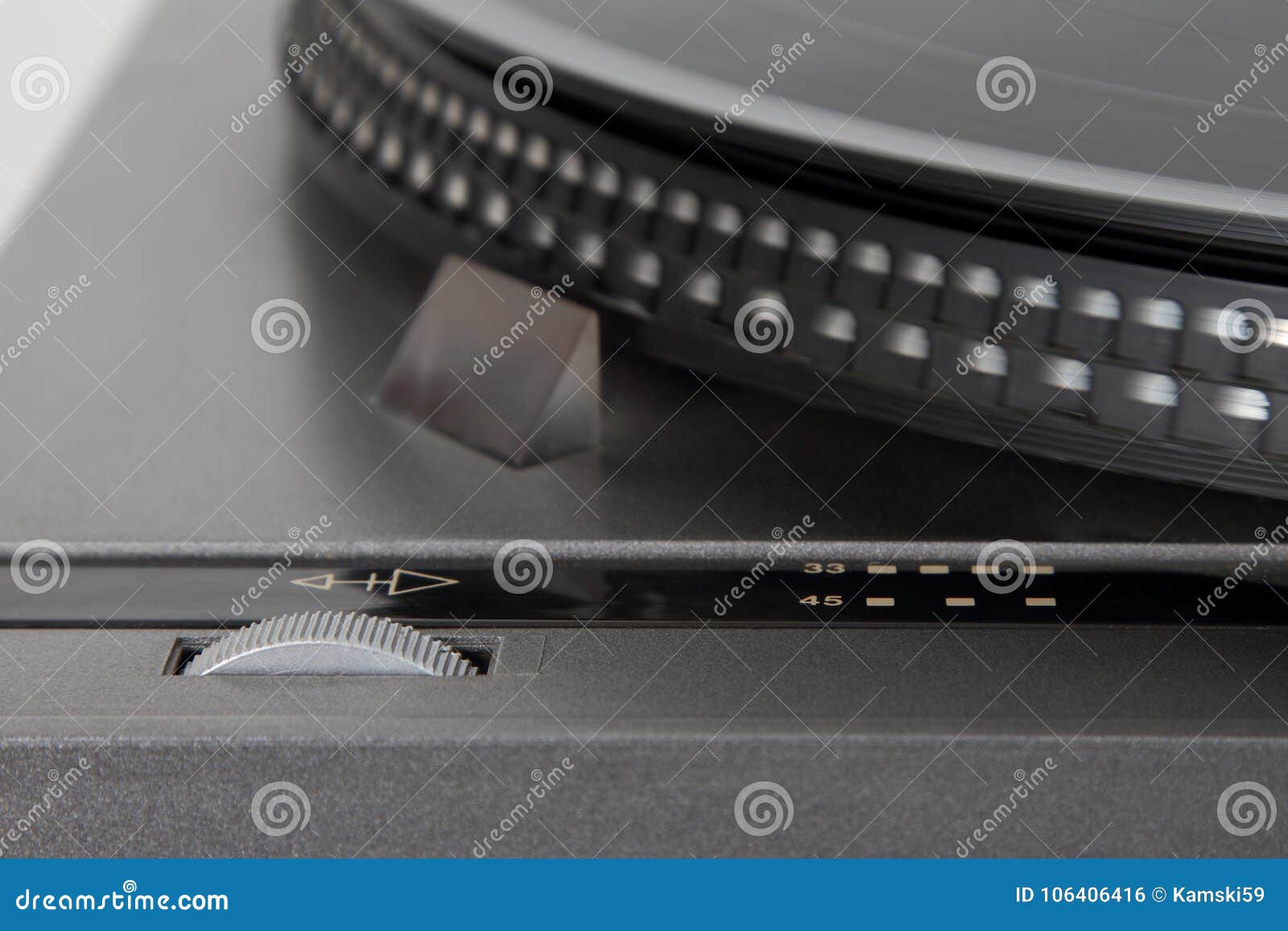 a turntable at rotational speed 33 rpm a turntable at rotational speed 33 rpm