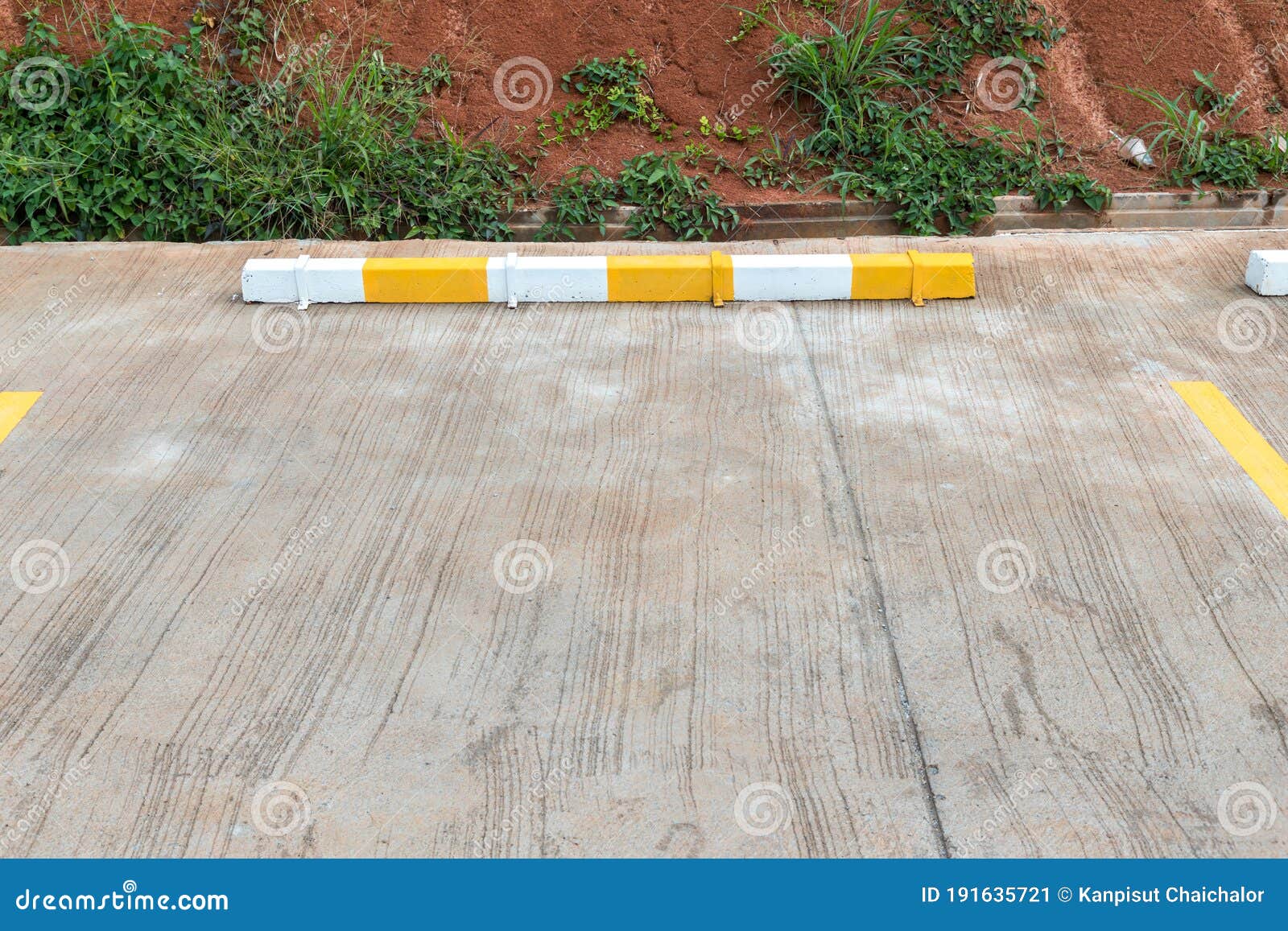 Wheel Stop Concrete with Paint Yellow and White of Outdoor Parking