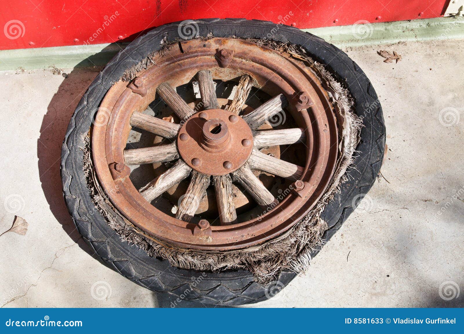 Wheel with wooden spokes stock image. Image of station - 8581633