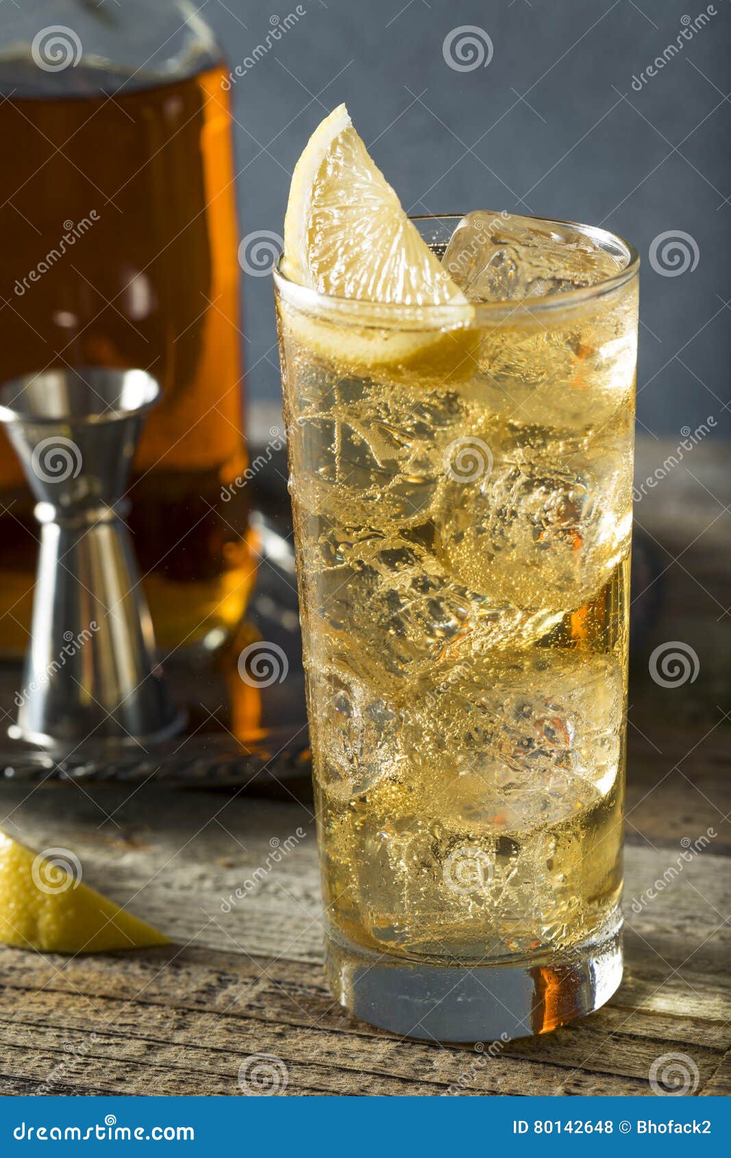 Whisky Highball Con Ginger Ale Foto de archivo Imagen de dorado, altiplano 80142648