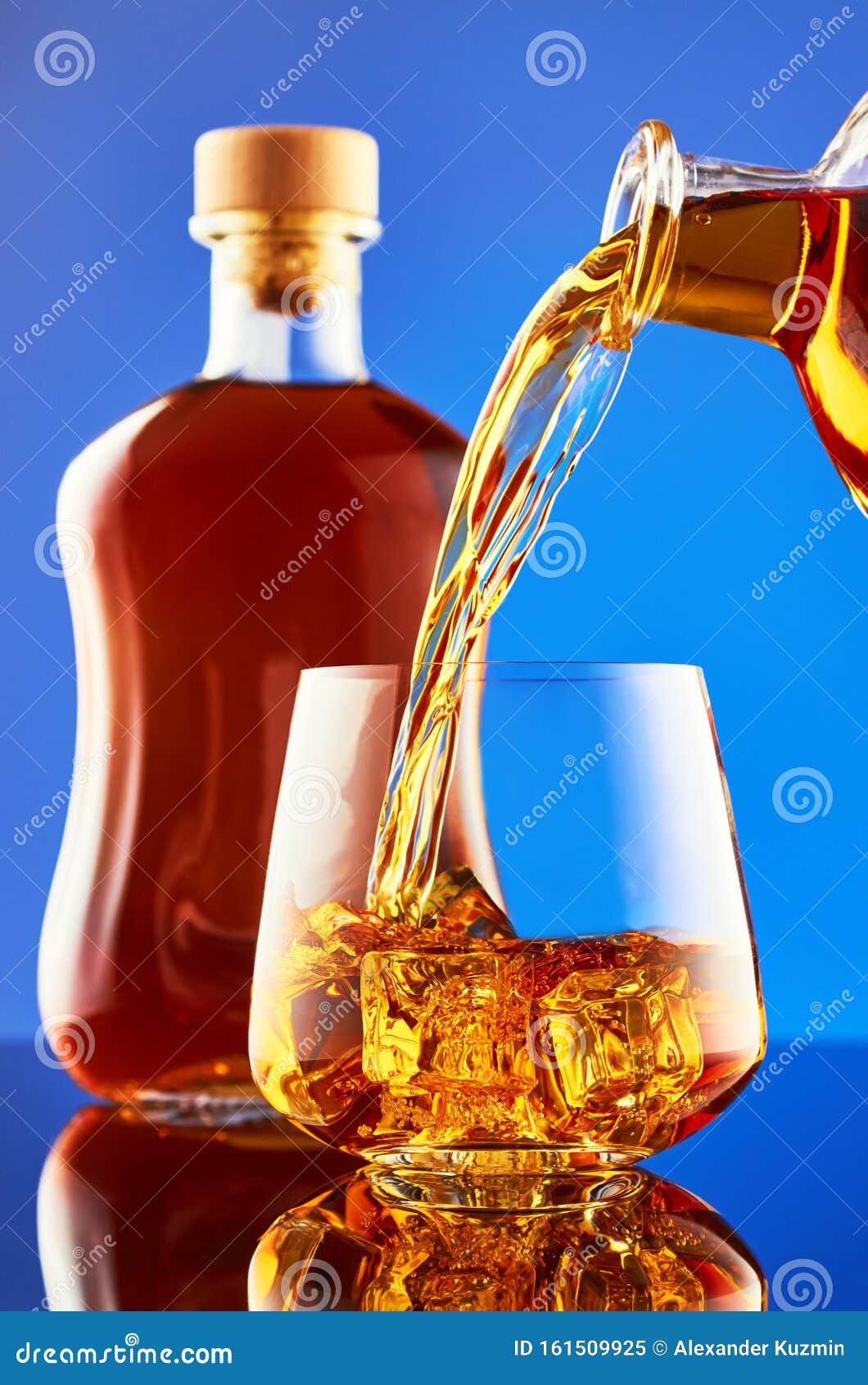 Regularmente Bonito Hacer deporte Whisky sobre fondo azul imagen de archivo. Imagen de amarillo - 161509925