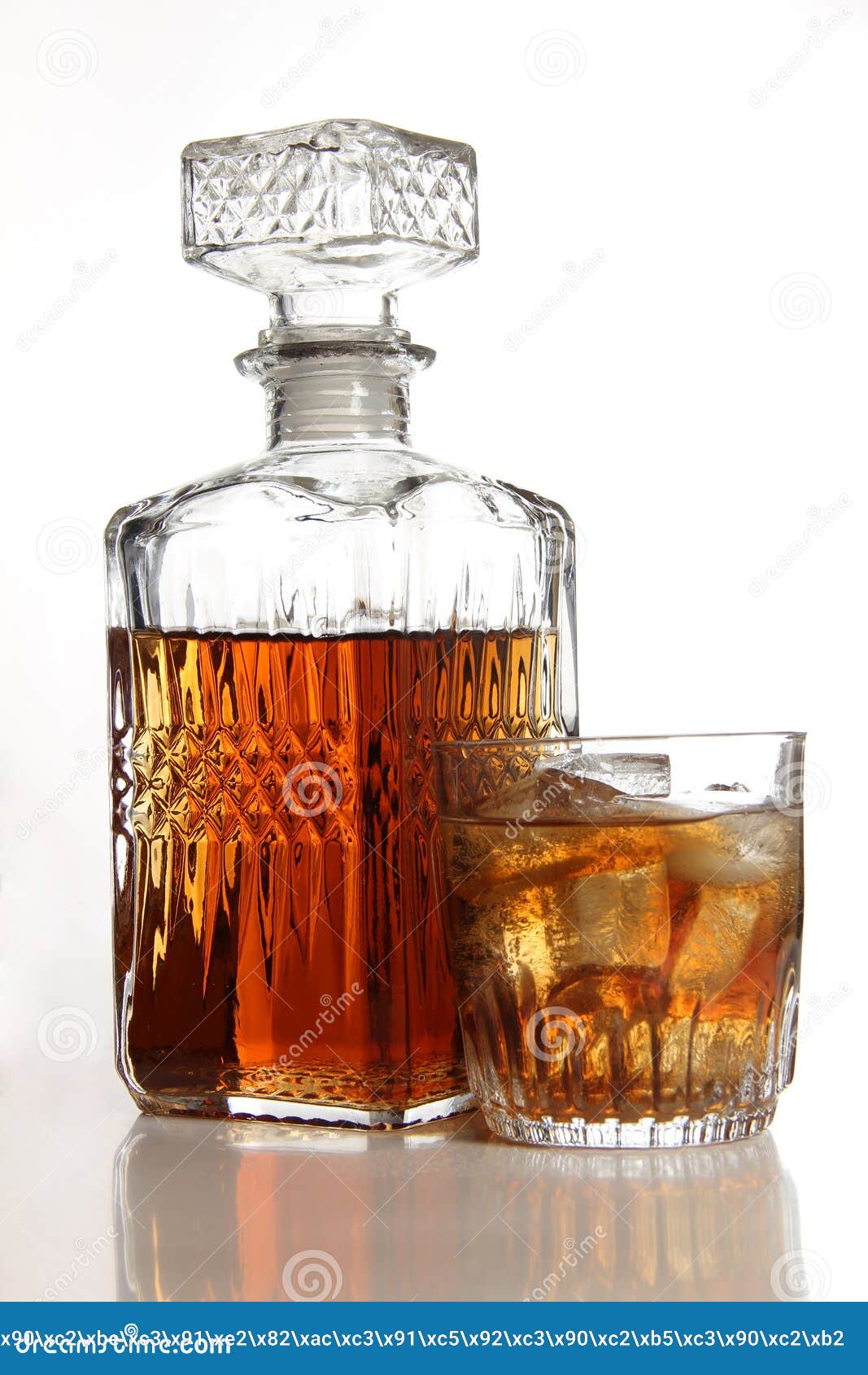 Whiskykruiken en ijs stock afbeelding. Image of alcohol 37967547